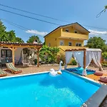 Mediterranes Mit Boulebahn, Spielplatz, Outdoor-kueche, Tischtennis, Privatpool *