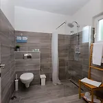 Mediterranes Mit Boulebahn, Spielplatz, Outdoor-kueche, Tischtennis, Privatpool Feriehus