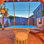 Mediterranes Mit Boulebahn, Spielplatz, Outdoor-kueche, Tischtennis, Privatpool Feriehus Drivenik