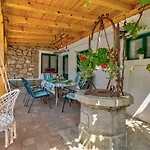 Mediterranes Mit Boulebahn, Spielplatz, Outdoor-kueche, Tischtennis, Privatpool Drivenik