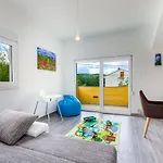 Feriehus Mediterranes Mit Boulebahn, Spielplatz, Outdoor-kueche, Tischtennis, Privatpool Drivenik