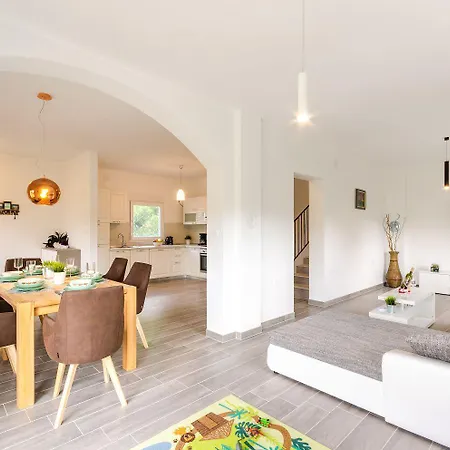 Mediterranes Mit Boulebahn, Spielplatz, Outdoor-kueche, Tischtennis, Privatpool