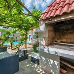 Mediterranes Mit Boulebahn, Spielplatz, Outdoor-kueche, Tischtennis, Privatpool * Drivenik