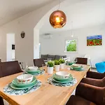 Mediterranes Mit Boulebahn, Spielplatz, Outdoor-kueche, Tischtennis, Privatpool Drivenik