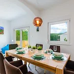 Mediterranes Mit Boulebahn, Spielplatz, Outdoor-kueche, Tischtennis, Privatpool بيت للعطل