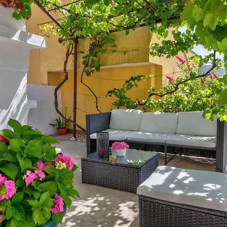 Mediterranes Mit Boulebahn, Spielplatz, Outdoor-kueche, Tischtennis, Privatpool Holiday home