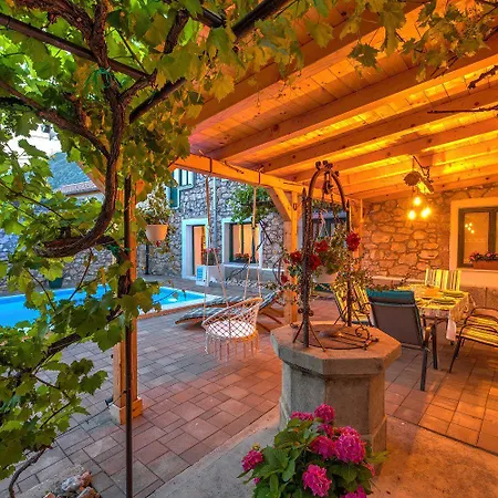 Holiday home Mediterranes Mit Boulebahn, Spielplatz, Outdoor-kueche, Tischtennis, Privatpool *