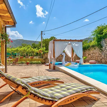 Mediterranes Mit Boulebahn, Spielplatz, Outdoor-kueche, Tischtennis, Privatpool *