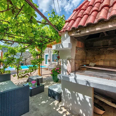 Mediterranes Mit Boulebahn, Spielplatz, Outdoor-kueche, Tischtennis, Privatpool * Drivenik