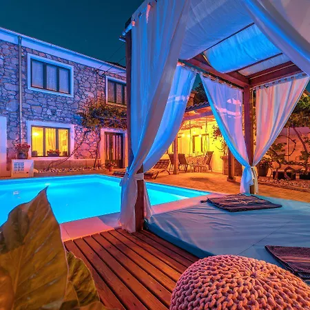 Mediterranes Mit Boulebahn, Spielplatz, Outdoor-kueche, Tischtennis, Privatpool Holiday home *