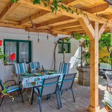 Holiday home Mediterranes Mit Boulebahn, Spielplatz, Outdoor-kueche, Tischtennis, Privatpool *
