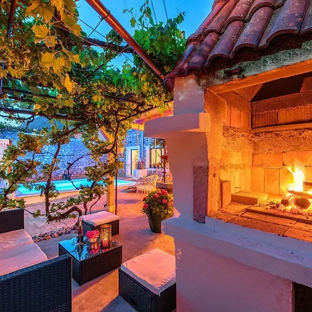 Mediterranes Mit Boulebahn, Spielplatz, Outdoor-kueche, Tischtennis, Privatpool *