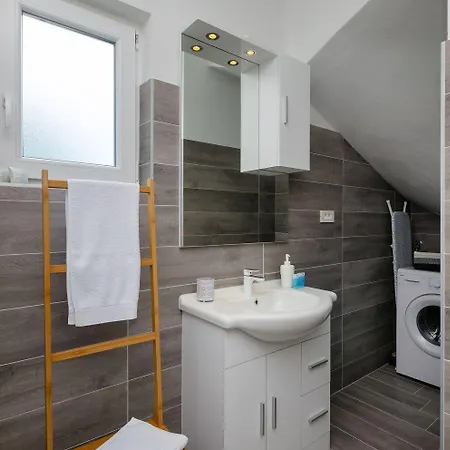 Mediterranes Mit Boulebahn, Spielplatz, Outdoor-kueche, Tischtennis, Privatpool Holiday home *