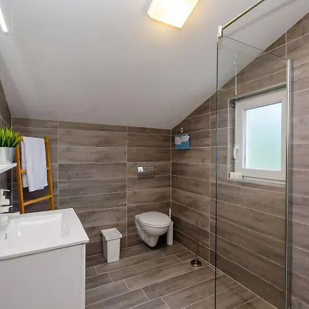 Mediterranes Mit Boulebahn, Spielplatz, Outdoor-kueche, Tischtennis, Privatpool * Drivenik