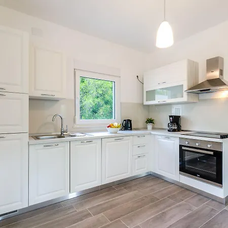 Mediterranes Mit Boulebahn, Spielplatz, Outdoor-kueche, Tischtennis, Privatpool * Drivenik