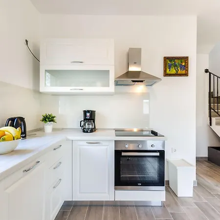 Mediterranes Mit Boulebahn, Spielplatz, Outdoor-kueche, Tischtennis, Privatpool Drivenik