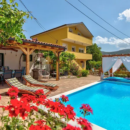 Mediterranes Mit Boulebahn, Spielplatz, Outdoor-kueche, Tischtennis, Privatpool Ferienhaus *