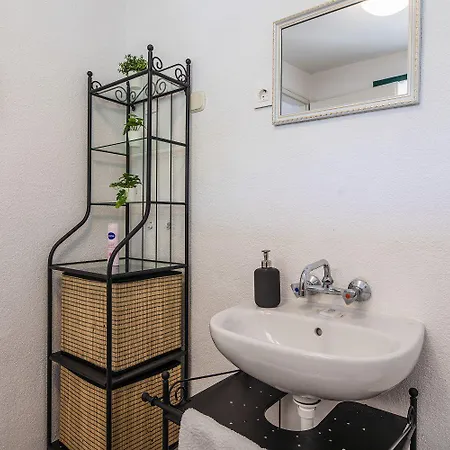 Holiday home Mediterranes Mit Boulebahn, Spielplatz, Outdoor-kueche, Tischtennis, Privatpool Drivenik