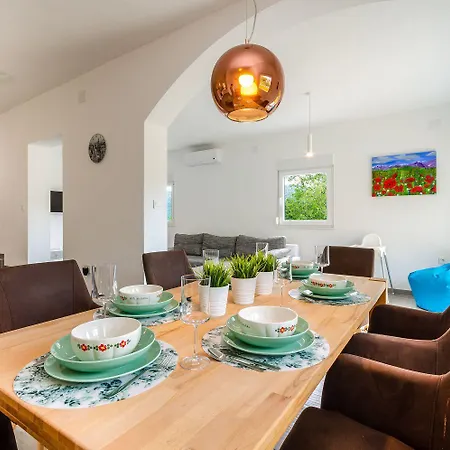 Mediterranes Mit Boulebahn, Spielplatz, Outdoor-kueche, Tischtennis, Privatpool Drivenik