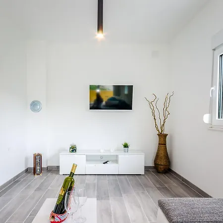 Mediterranes Mit Boulebahn, Spielplatz, Outdoor-kueche, Tischtennis, Privatpool * Drivenik