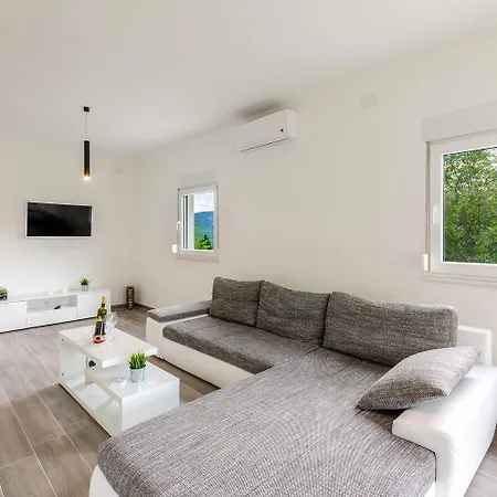 Mediterranes Mit Boulebahn, Spielplatz, Outdoor-kueche, Tischtennis, Privatpool 펜션 *