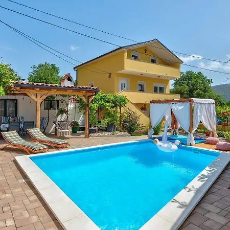 펜션 Mediterranes Mit Boulebahn, Spielplatz, Outdoor-kueche, Tischtennis, Privatpool