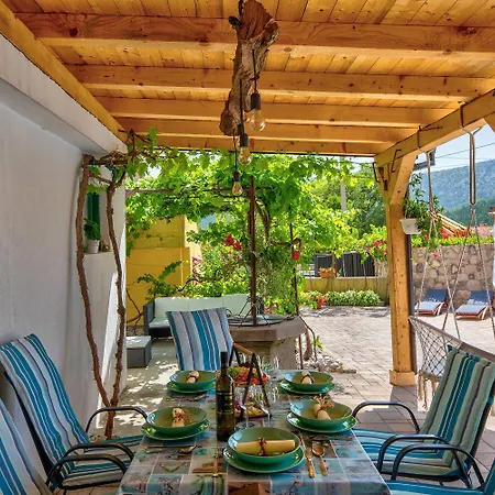 Mediterranes Mit Boulebahn, Spielplatz, Outdoor-kueche, Tischtennis, Privatpool 펜션 Drivenik