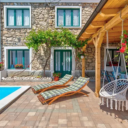 펜션 Mediterranes Mit Boulebahn, Spielplatz, Outdoor-kueche, Tischtennis, Privatpool