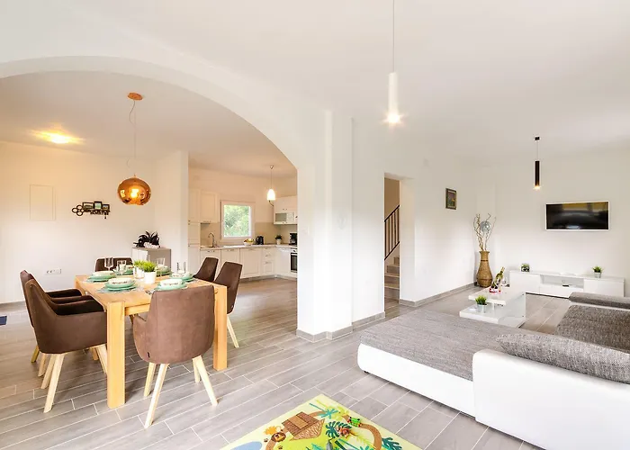 Mediterranes Mit Boulebahn, Spielplatz, Outdoor-kueche, Tischtennis, Privatpool