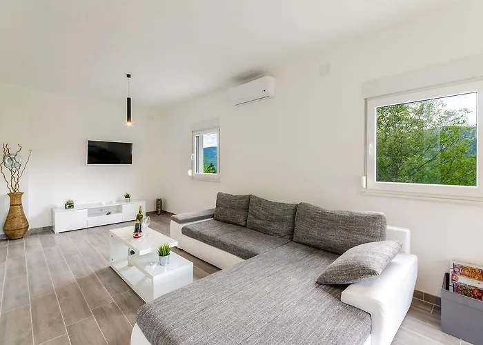Mediterranes Mit Boulebahn, Spielplatz, Outdoor-kueche, Tischtennis, Privatpool Σπίτι διακοπών *