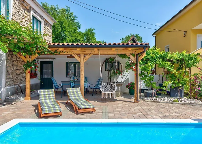 Mediterranes Mit Boulebahn, Spielplatz, Outdoor-kueche, Tischtennis, Privatpool *